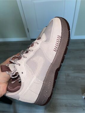 Nike Low-Top Sneakers in Light Pink and Brown